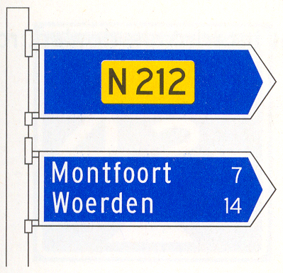 Beslissingswegwijzer langs niet-autosnelweg met interlokale doelen en routenummer niet-autosnelweg